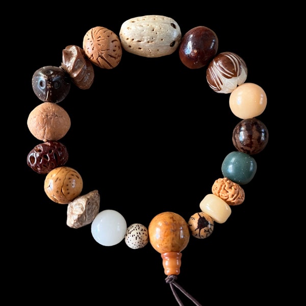 Bracelet élastique en  perles Rudraksha et graines naturelles