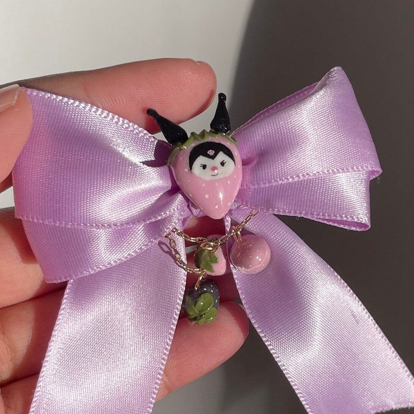 Accessoire ruban violet lavande inspiré du personnage populaire de chaton japonais - Cadeau fait main personnalisable sous forme de pince à cheveux, d'épingle et d'aimant