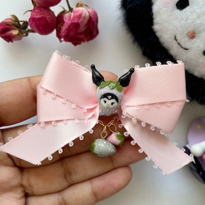 人気の日本のキティキャラクターにインスパイアされたピンクとパープルのストロベリーキティリボンアクセサリー | カスタマイズ可能
