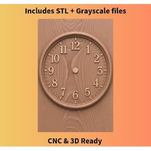 Può includere: Un quadrante di orologio in legno con numeri romani, su uno sfondo di venature del legno. Le lancette dell'orologio non sono visibili. Il testo "Includes STL + Grayscale files" e "CNC & 3D Ready" sono visualizzati. L'orologio è di colore marrone chiaro.