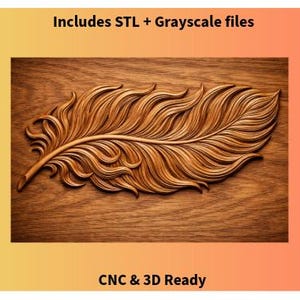 Könnte beinhalten: Eine detaillierte, geschnitzte Holzfeder mit komplizierten Texturen und Mustern. Die Feder hat eine warme braune Farbe, vor einem hölzernen Hintergrund. Das Bild enthält den Text "Includes STL + Grayscale files" und "CNC & 3D Ready".