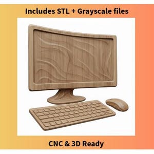 Może przedstawiać: Drewniany zestaw komputerowy, w tym monitor, klawiatura i mysz, z fakturą słojów drewna. Monitor ma zakrzywiony ekran. Obraz zawiera tekst "Includes STL + Grayscale files" i "CNC & 3D Ready".