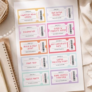 Op de afbeelding: Een vel met kleurrijke liefdesbonnen met activiteiten zoals "Snoep naar keuze", "Een extra toetje" en "Slapen in de kamer van de ouders". Elke bon heeft een uniek ontwerp en een barcode.