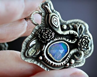 Seher.  Rosenschliff facettierte äthiopische Opal und Sterling Silber Schlangen Halskette.