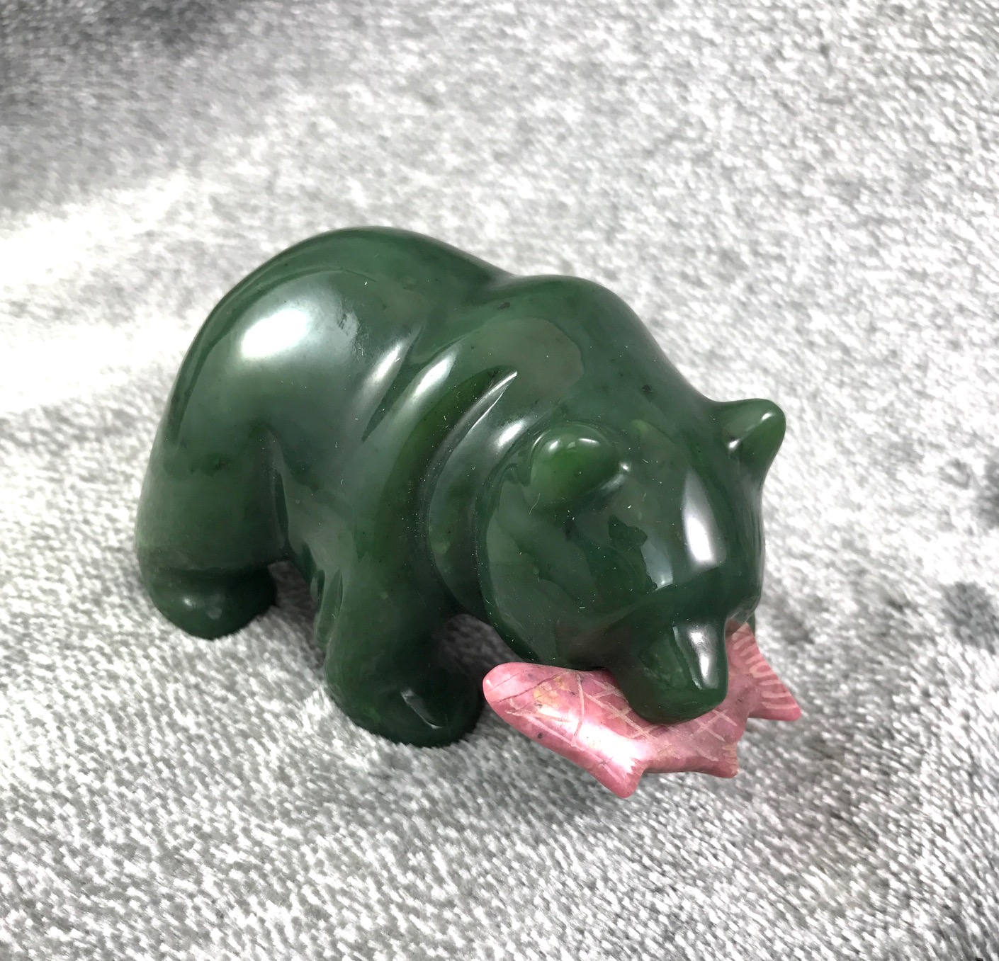 カナダ産ネフライト翡翠 クマ彫刻 ロードナイト魚 ホワイトストーン