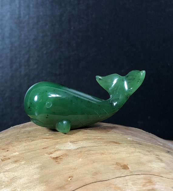 カナダ産翡翠のクジラの置物 - 翡翠彫刻 - モビー・ディック - Etsy 日本