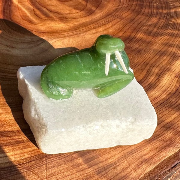 1.5" kanadischer Jade Walross auf 2"Quarzbasis