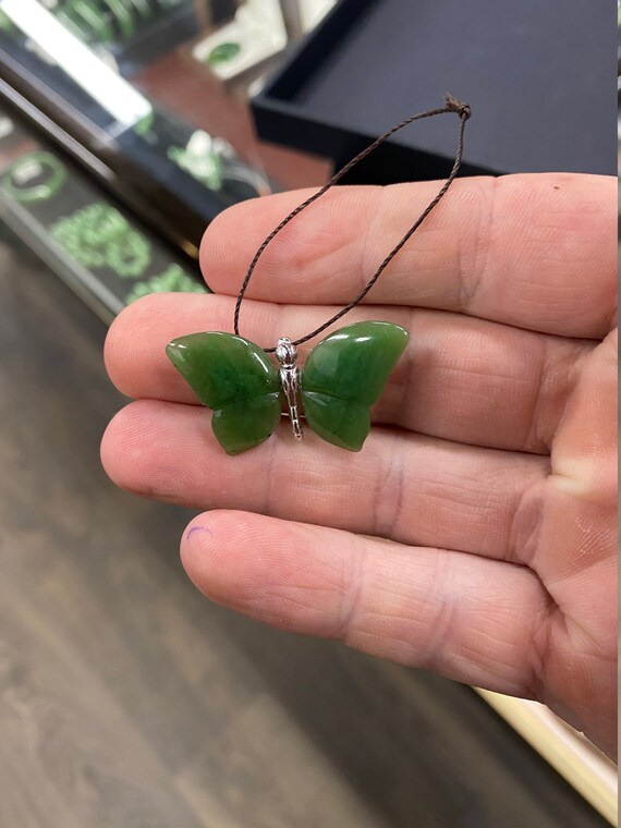 翡翠の昆虫彫刻ペンダント カナダ産ネフライト翡翠の蝶型ペンダント - グリーンカナダ産