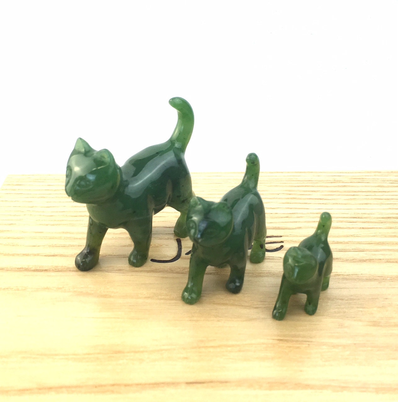 カナダ産ネフライト翡翠のウォーキングキャット - 猫の彫刻 - Etsy 日本
