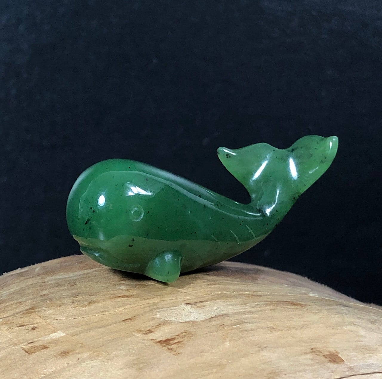カナダ産翡翠のクジラの置物 - 翡翠彫刻 - モビー・ディック - Etsy 日本