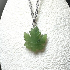 Kanadischer Nephrit Ahornblatt Anhänger / Charm - Grüne Jade - Natürliche Jade