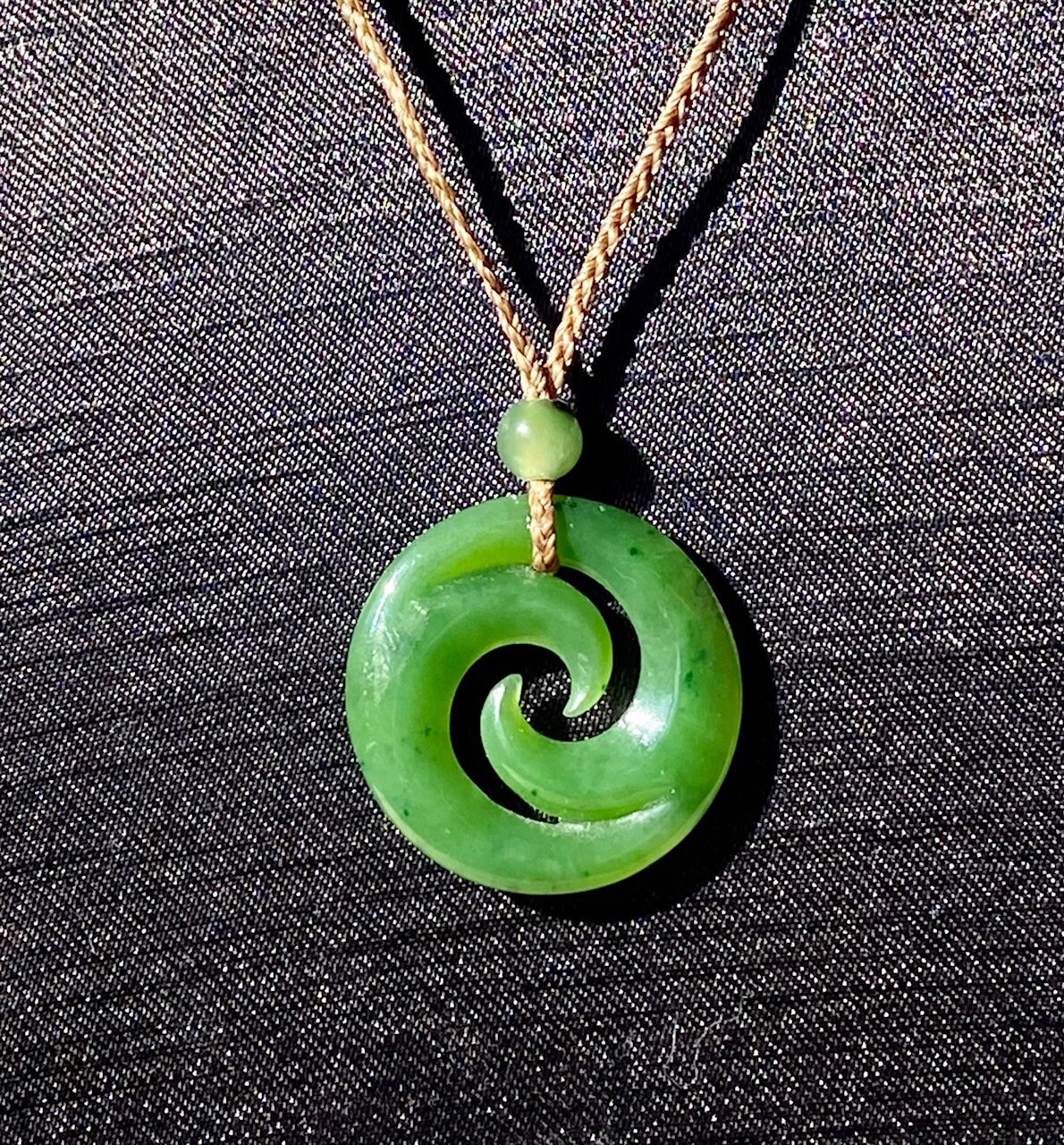 Maori-style spirale Sculpté Authentique Vert naturel jade jade Pendentif Maori-style spirale Sculpté Authentique Vert naturel jade jade Pendentif