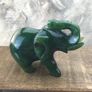 Talla de elefante de jade canadiense (varios tamaños) Se vende por unidad