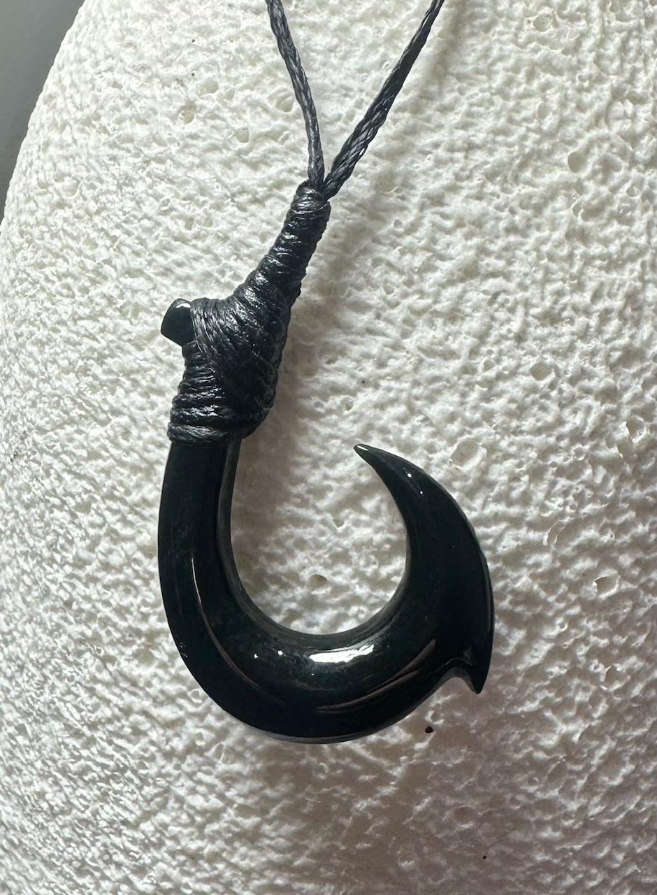 ハワイアンジュエリー Black jade fish hook necklace 【公式通販】