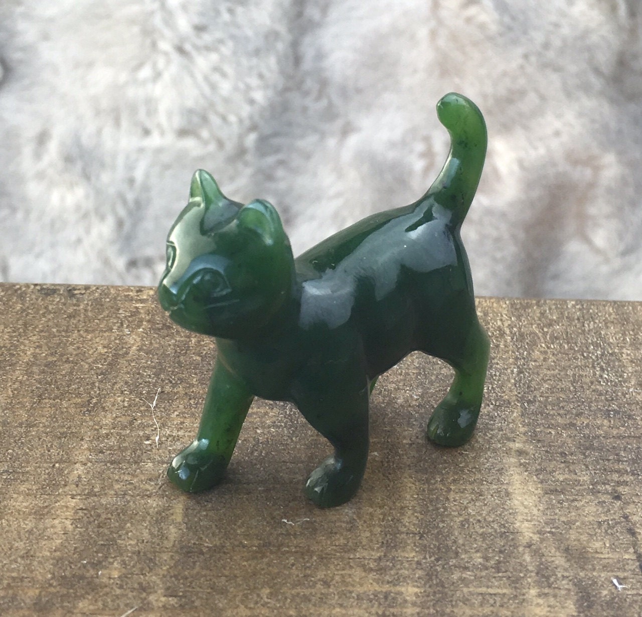 カナダ産ネフライト翡翠のウォーキングキャット - 猫の彫刻 - Etsy 日本