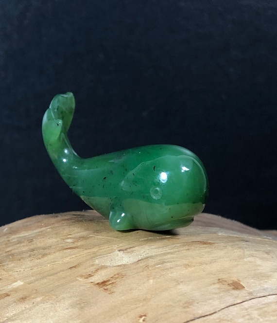 カナダ産翡翠のクジラの置物 - 翡翠彫刻 - モビー・ディック - Etsy 日本