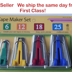 Puede incluir: Un juego de cuatro fabricantes de cinta en un paquete de plástico transparente. Los fabricantes de cinta son plateados con insertos de plástico de diferentes colores: verde, amarillo, rojo y azul. El paquete tiene un fondo amarillo con el texto "Tape Maker Set" y los números 6, 12, 18 y 25.