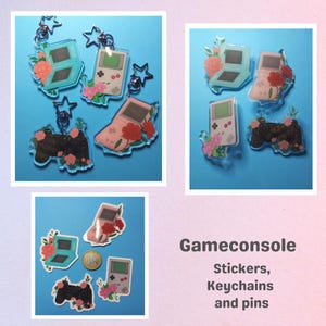 Op de afbeelding: Een verzameling stickers, sleutelhangers en pins met gameconsole-ontwerpen. De ontwerpen omvatten een lichtblauwe laptop, een roze handheld console en een zwarte gamecontroller, allemaal versierd met bloemmotieven. Op een blauw-roze gradiënt achtergrond.