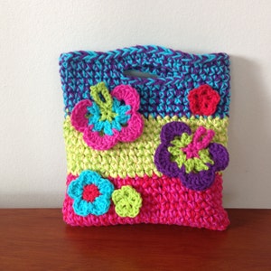 Modèle de sac au crochet papillon / Tutoriel : Sac à main coloré pour fille avec des appliqués de papillons et de fleurs - Papillons - Téléchargement immédiat