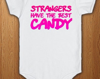 /'Strangers have the best sweets/' Men/'s funny T-shirt