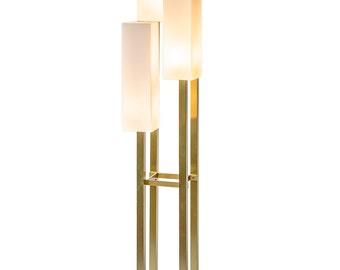 Lámpara de pie italiana de latón y cristal.