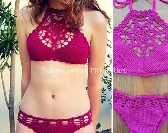 Pode incluir: Um conjunto de biquíni de crochê magenta. O top halter apresenta um design floral no centro. As calças a condizer têm um design recortado ao longo da cintura. O texto "Bellamy Nathan PDF Pattern" é visível.
