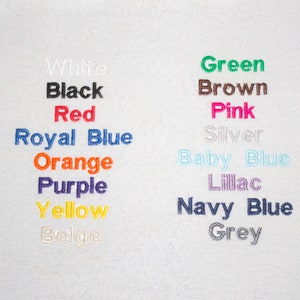K&ouml;nnte beinhalten: Ein wei&szlig;er Hintergrund mit einer Liste von Farben, die in der entsprechenden Farbe geschrieben sind. Die Farben sind: Wei&szlig;, Schwarz, Rot, K&ouml;nigsblau, Orange, Lila, Gelb, Beige, Gr&uuml;n, Braun, Rosa, Silber, Babyblau, Flieder, Marineblau und Grau.