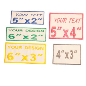 K&ouml;nnte beinhalten: F&uuml;nf gestickte Patches in verschiedenen Gr&ouml;&szlig;en und Farben. Die Patches sind rechteckig und haben einen wei&szlig;en Hintergrund mit farbigen R&auml;ndern. Der Text auf den Patches lautet "YOUR TEXT", "YOUR DESIGN" und die Abmessungen jedes Patches in Zoll. Die Patches sind perfekt, um Kleidung, Taschen oder anderen Gegenst&auml;nden eine pers&ouml;nliche Note zu verleihen.