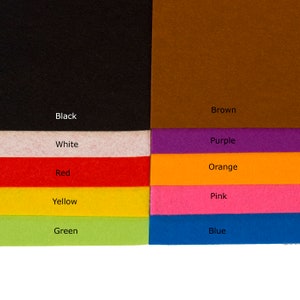 K&ouml;nnte beinhalten: Ein Satz von 10 Filzquadraten in verschiedenen Farben, darunter Schwarz, Wei&szlig;, Rot, Gelb, Gr&uuml;n, Braun, Lila, Orange, Rosa und Blau. Die Filzquadrate sind in zwei Reihen angeordnet, wobei sich die Farben abwechseln.