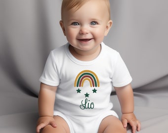 Baby Body bestickt mit Name und Motiv Regenbogen als Geschenk zur Geburt Taufe Pate personalisiert Geschenkidee für Mädchen