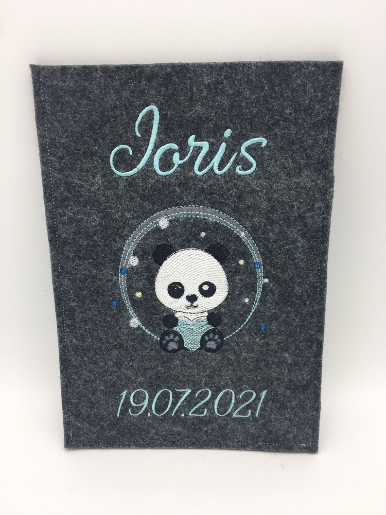 Geschenk Geburt Baby U-Heft, U-Hefthülle aus Filz bestickt personalisiert Motive für Jungen und Mädchen mit Namen und Datum Weihnachten Panda