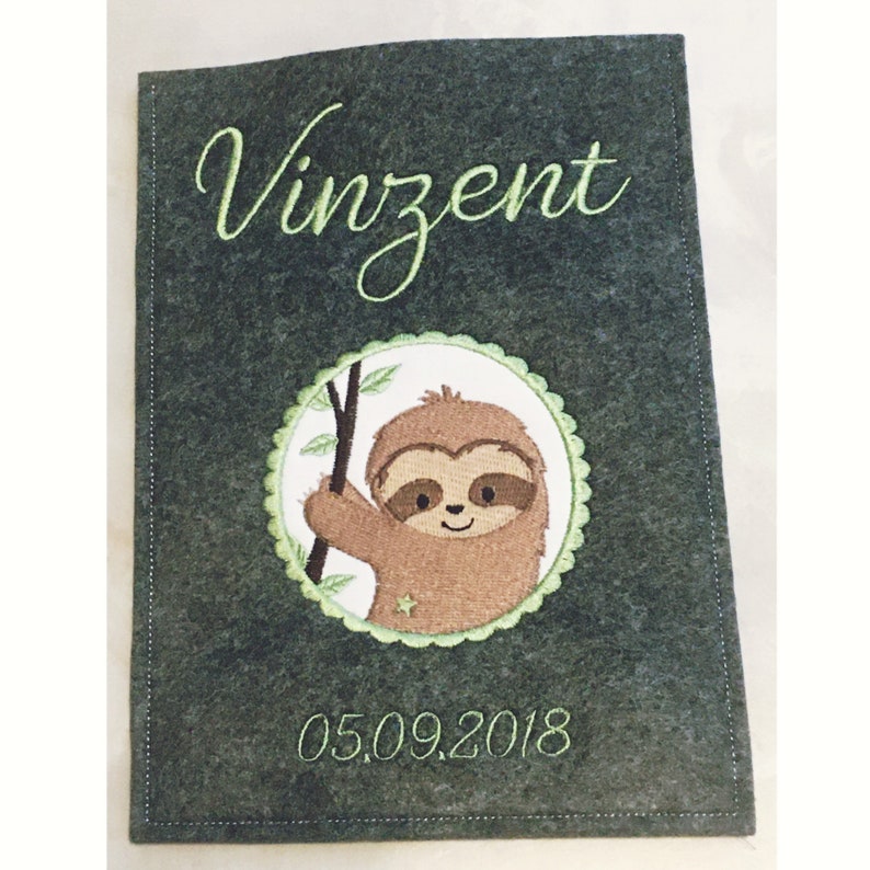 Geschenk Geburt Baby U-Heft, U-Hefthülle aus Filz bestickt personalisiert Motive für Jungen und Mädchen mit Namen und Datum Weihnachten Faultier