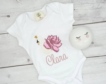 Bestickter Baby Body mit Schwan als Geschenk zur Geburt Taufe Pate personalisiert mit Name Geschenkidee für Mädchen