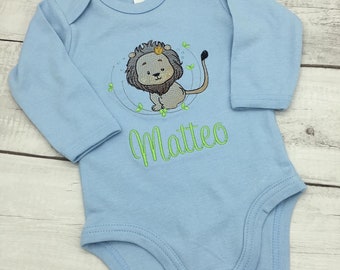 Bestickter Baby Body mit Löwe als Geschenk zur Geburt Taufe Pate personalisiert mit Name Geschenkidee für Mädchen und Jungen