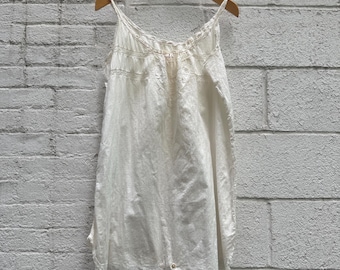 Mono de encaje de algodón antiguo de la época eduardiana.