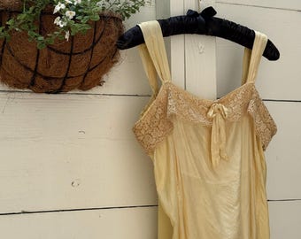 Vestido antigo feito à mão em seda amarela com renda.