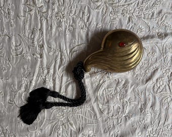 Zeldzame art-deco miniaudiere messing schelp met zwarte kwastjes