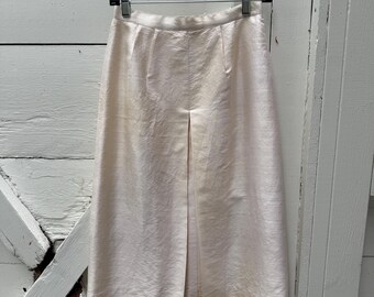 Falda plisada de seda cruda de corte A de los años 50 en color blanco roto.
