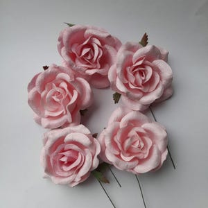 5 本の淡いピンクの桑の紙の花 • 造花 • 工芸品 • 結婚式 • 大きな花