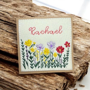 Cartão de felicitações personalizado feito à mão. Bordado e lindas flores silvestres. Personalize! O cartão que é um presente. Nº 1001