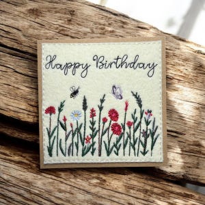 Prachtige handgemaakte gepersonaliseerde wenskaart. Geborduurde bloemenverjaardagskaart met kleine bij en vlinder. Nr. 1004