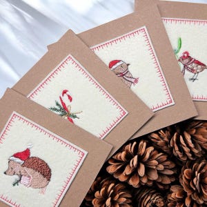 a* Juego de 4 tarjetas navideñas bordadas: saludos navideños con un hermoso bordado en miniatura. Tarjeta Kraft - 12,7 x 12,7 cm