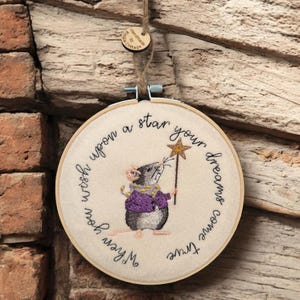 Boucle brodée unique avec une petite souris en espérant que Lorsque vous souhaitez à une étoile, vos rêves deviennent réalité. 6 pouces de diamètre.