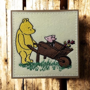 Magnifique carte de voeux faite main avec ourson brodé de style vintage assis en train de contempler avec son meilleur ami porcelet.   Parfait pour encadrer.