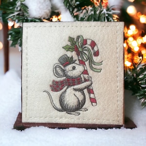 Handgemaakte kerstkaart. Marchingmuis met borduursel en zuurstok voor Kerstmis. .