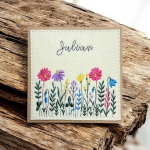 Cartão de felicitações personalizado feito à mão. Bordado e lindas flores silvestres. Personalize! O cartão que é um presente. Nº 1002