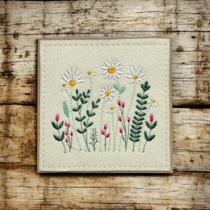 Carte de voeux faite main avec fleurs des prés sauvages brodées. Idéal à encadrer et à conserver pour toujours. Pas seulement une carte.