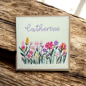 Cartão de felicitações personalizado feito à mão. Bordado e lindas flores silvestres. Personalize! O cartão que é um presente. Nº 1003