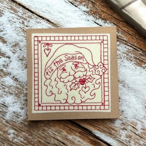 Cartão de Natal bordado estilo loja de campo - Papai Noel - Cartão Kraft primitivo de fazenda - 5" x 5" NOVO PARA 2025