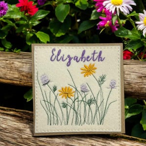 Personalisierte handgemachte Grußkarte. Stickerei, hübsche Wildblumen. Personalisiert mit einem beliebigen Namen oder Satz bis zu 12 Buchstaben
